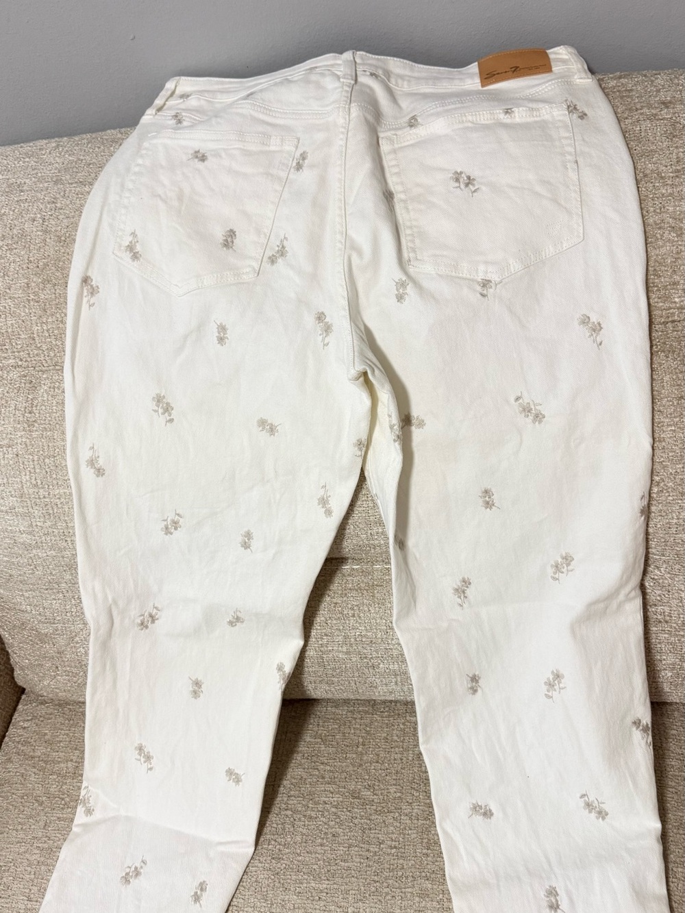 Seven7 White Straight-Leg Jeans with Beige Embroidery